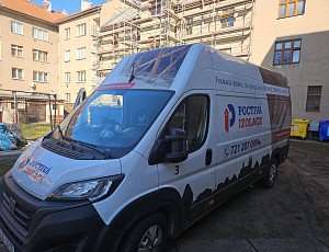 Zateplení stropu bytového domu pomocí foukané izolace